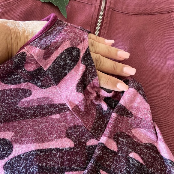 Plum camouflage cold shoulder crop top - Picture 2 of 3